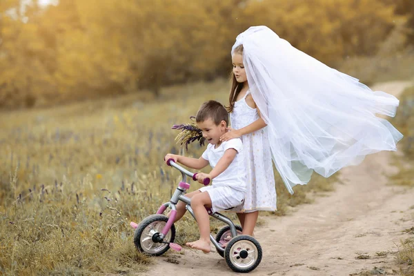 Novia joven y novio jugando boda verano al aire libre. Niños... —  Fotos de Stock