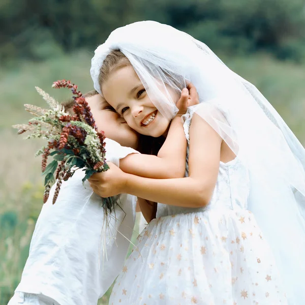 Giovane sposa e lo sposo giocare matrimonio estate all'aperto. Bambini l — Foto Stock