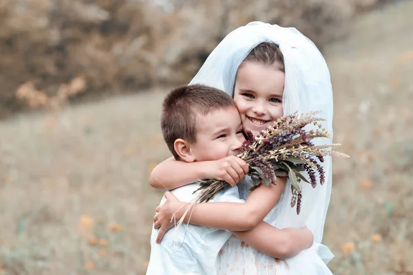 Jeune mariée et marié jouant mariage été en plein air. Enfants l — Photo