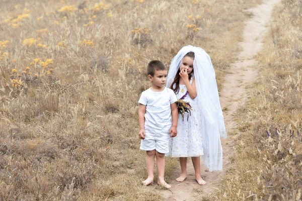 Giovane sposa e lo sposo giocare matrimonio estate all'aperto. Bambini l — Foto Stock