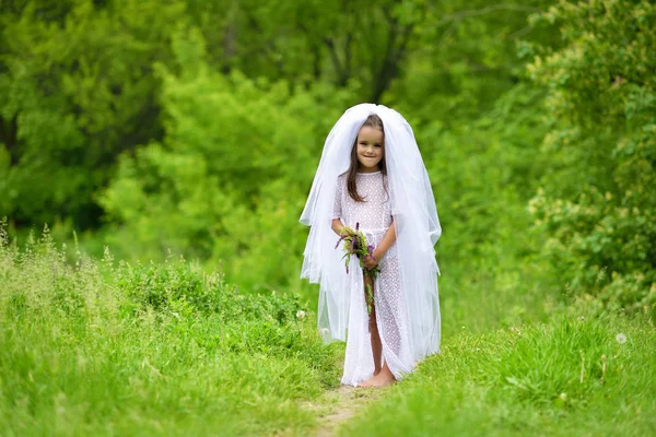 Jonge bruid spelen bruiloft zomer buiten, jonggehuwden. Weinig g — Stockfoto