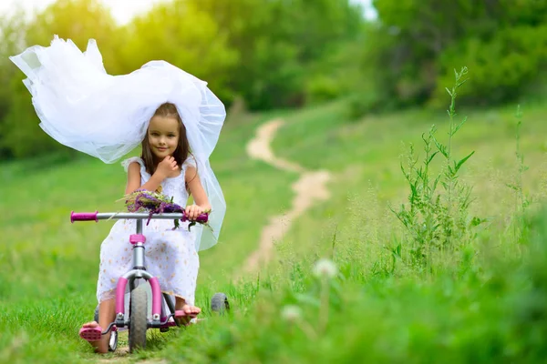 Jonge bruid spelen bruiloft zomer buiten, jonggehuwden. Weinig gi — Stockfoto