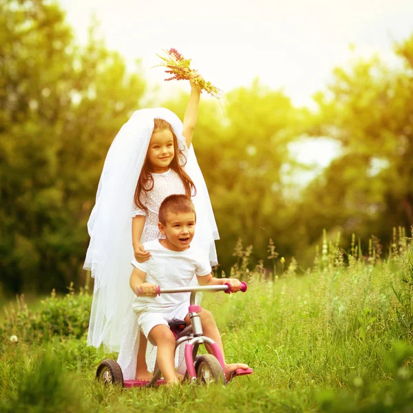 Novia joven y novio jugando boda verano al aire libre. Niños... — Foto de Stock