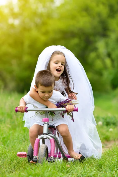 Jeune mariée et marié jouant mariage été en plein air. Enfants l — Photo