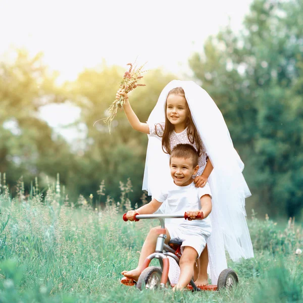 Unga bruden och brudgummen spela bröllop sommar utomhus. Barn l — Stockfoto