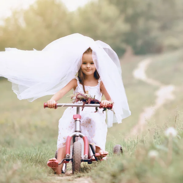 Jonge bruid spelen bruiloft zomer buiten, jonggehuwden. Weinig gi — Stockfoto