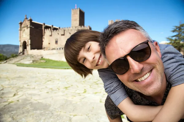 Père et fils posant et souriant sur l'ancien château espagnol Ja — Photo