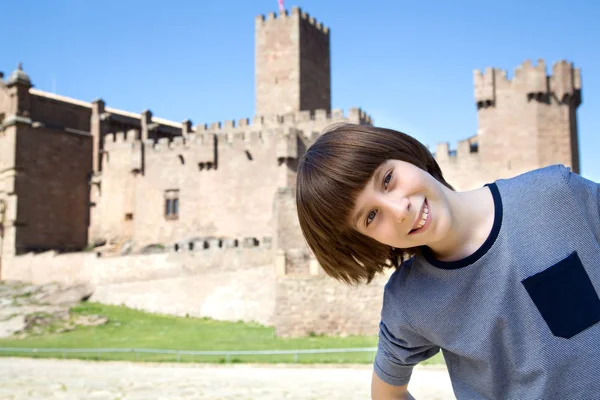 Vackra 11 år gammal pojke poserar och leende över gamla spani — Stockfoto