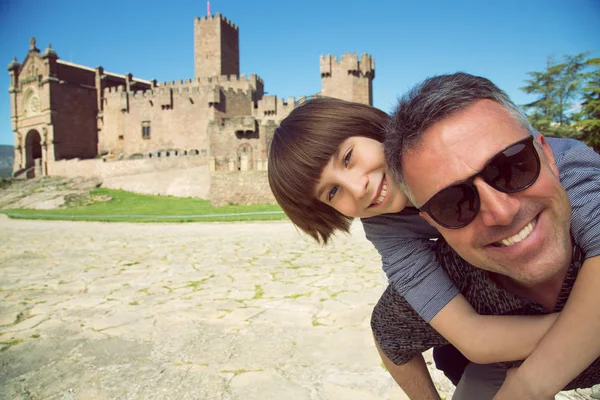 Vader en zoon poseren en lachend over oude Spaanse burcht Ja — Stockfoto
