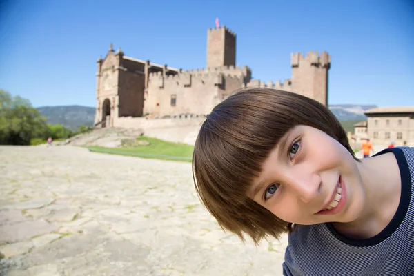 Menino posando e sorrindo sobre o antigo castelo espanhol Javier , — Fotografia de Stock