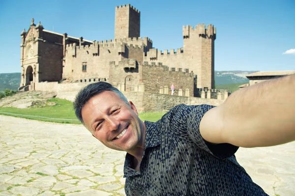 スペイン古城ハビ以上 selfie を作る幸せな笑みを浮かべて男 — ストック写真