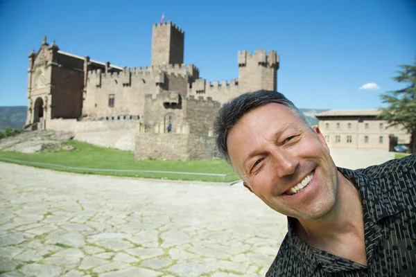 Щасливі усміхнений чоловік біля selfie протягом стародавньому замку Іспанська Javi — стокове фото