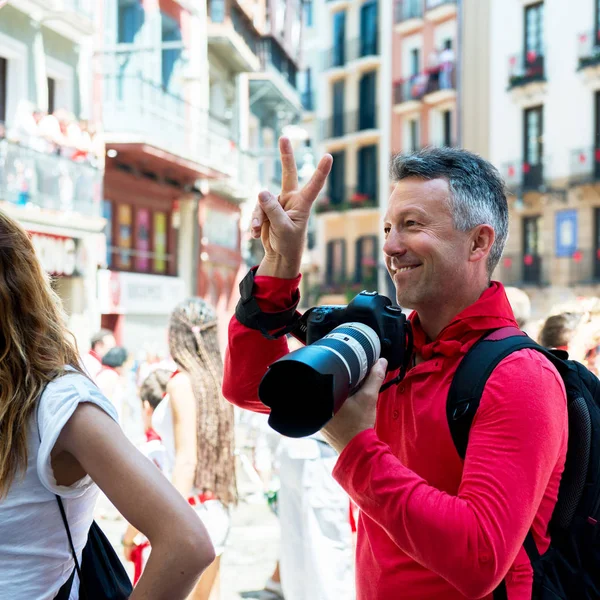 Fotograf na San Fermin. Fotoreporter. Ludzie obchodzą Sa — Zdjęcie stockowe