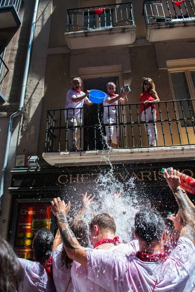 Άνθρωποι γιορτάζουν Φεστιβάλ San Fermin στο παραδοσιακό λευκό abd re — Φωτογραφία Αρχείου