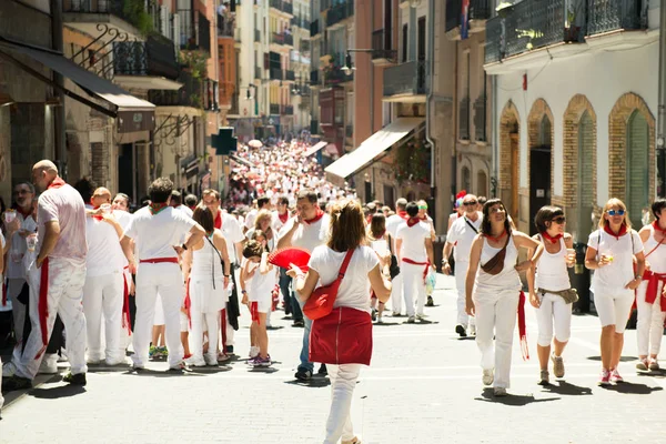 Mensen vieren San Fermin festival in traditionele witte abd re — Stockfoto