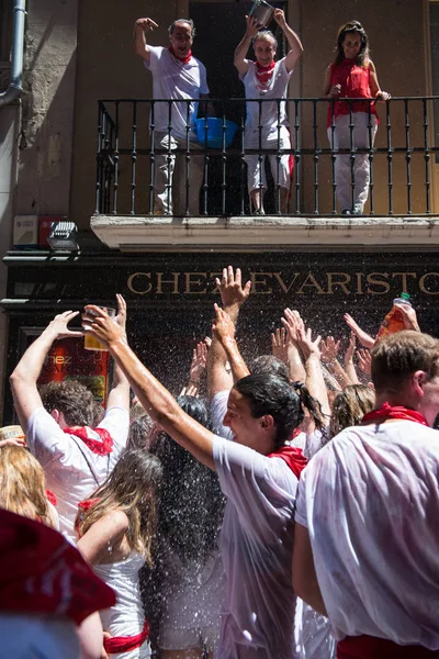 Människor firar San Fermin-festivalen i traditionella vita abd re — Stockfoto