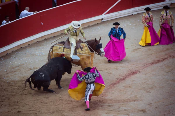 Tjurfäktning. Corrida i Pamplona, Navarra, Spanien, 10 av 20 juli — Stockfoto