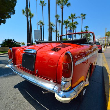 Güzel kırmızı cabriolet, geniş açılı görünüş. Moda araba Cannes,