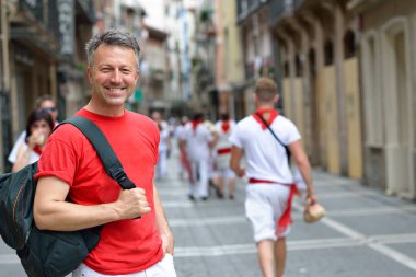 Geleneksel beyaz abd San Fermin Festivali kutlayarak adam 