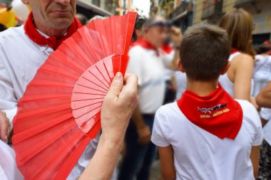 İnsanlar geleneksel beyaz abd San Fermin Festivali kutlama 