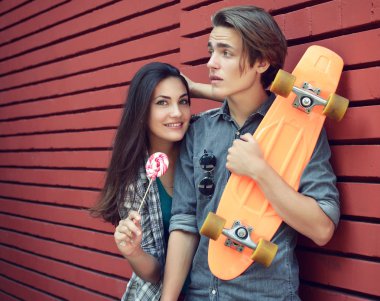 Kaykay ve having fun açık şeker kızla genç çocuk