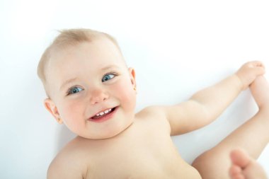 Sevimli gülümseyen çocuk. Gülen güzel küçük kız portresi