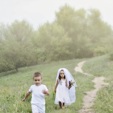Genç gelin ve Damat Düğün yaz açık oynuyor. Çocuk l