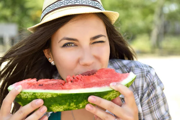 Gelukkig jonge vrouw watermeloen te eten op het strand. Jeugd lifestyl — Stockfoto