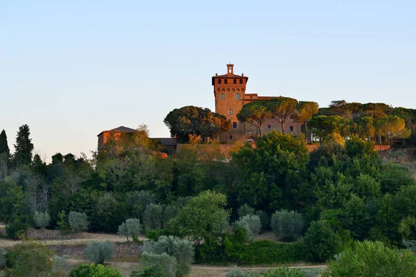 Villa i sommar Tuscany, soluppgång. Typiska toskanska landskapet. Val — Stockfoto