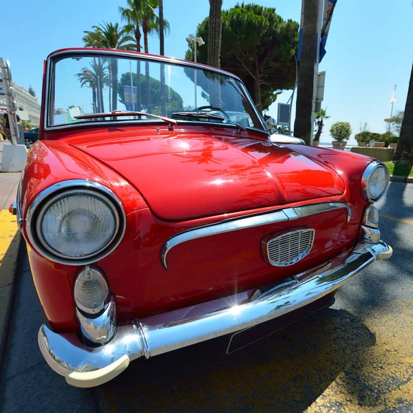 Cabriolet vermelho bonito, visão de ângulo largo. Carro de moda em Cannes, 08 de julho de 2017, Cannes, França . — Fotografia de Stock