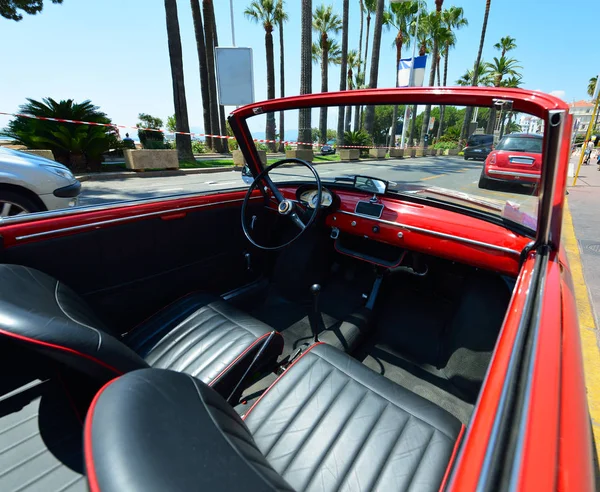 Belle cabriolet rouge, vue grand angle. Voiture de mode à Cannes , — Photo