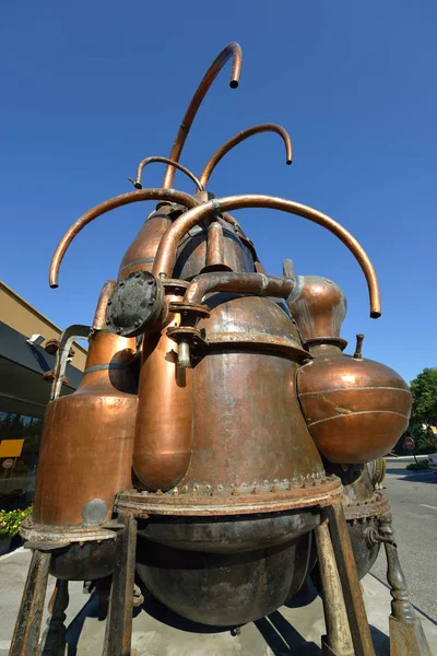 Apparatus for extracting aromatic oils from plants. Vintage dist — Stock Photo, Image