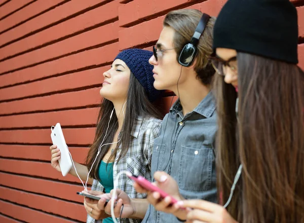 Menino bonito e meninas bonitas ouvindo a música wi — Fotografia de Stock