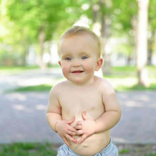 Chłopiec llittle spaceru na świeżym powietrzu. Dziecko grając w lato park, obraz — Zdjęcie stockowe