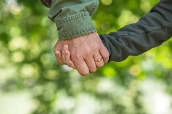 Vägen till livet. Händer. Faderns och Sonens händer. Pappa ledande s — Stockfoto