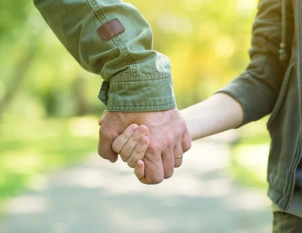 Camino a la vida. Manos. Las manos del padre y de su hijo. Papá liderando s — Foto de Stock