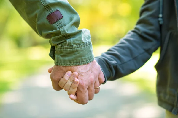 Camino a la vida. Manos. Las manos del padre y de su hijo. Papá liderando s — Foto de Stock