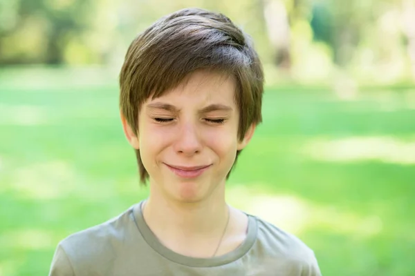 Bonito menino bonito está chorando ao ar livre. Triste início adolescente menino no summe — Fotografia de Stock