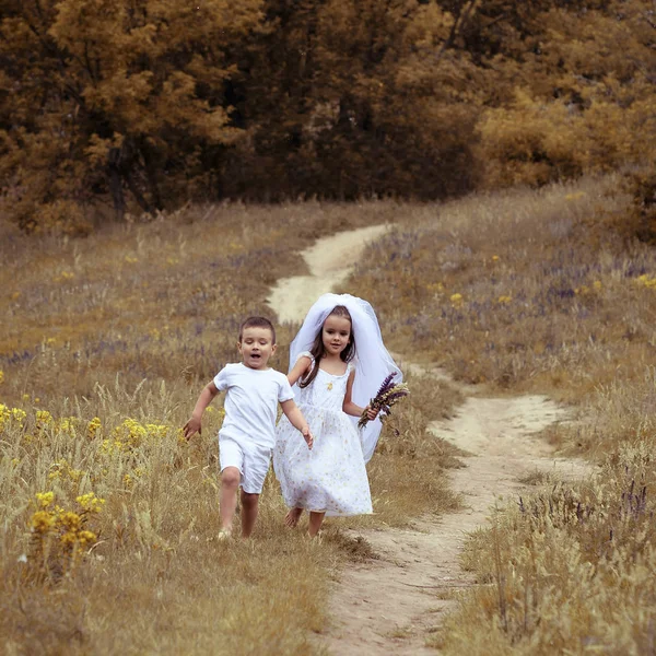 Giovane sposa e sposo giocare matrimonio estate all'aperto . — Foto Stock