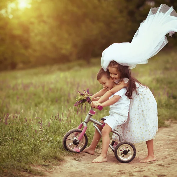 Jonge bruid en bruidegom bruiloft zomer buiten spelen. Kinderen l — Stockfoto