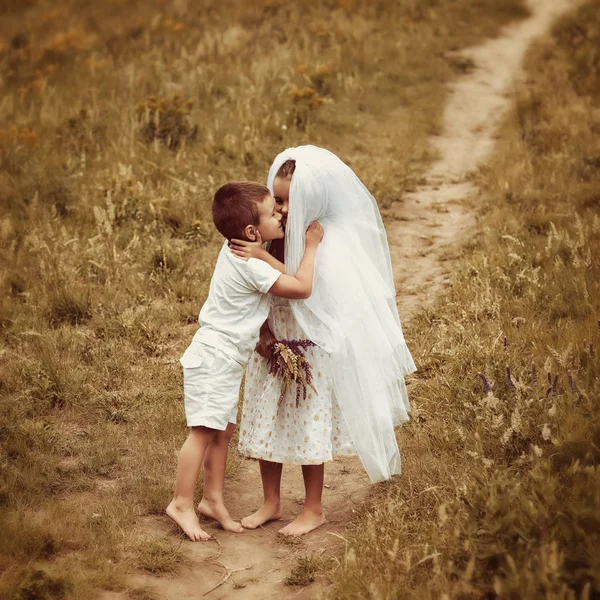 Mladá nevěsta a ženich hraje svatební letní venkovní. Děti l — Stock fotografie