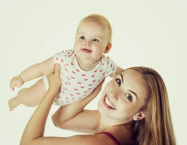 Jonge moeder met haar baby dochter blij brede glimlach, studio portra — Stockfoto