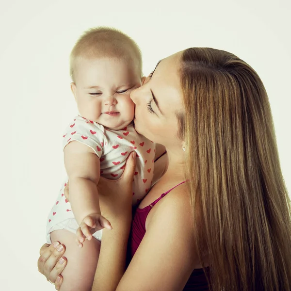 Jeune mère avec son bébé fille sourire heureux, portra studio — Photo