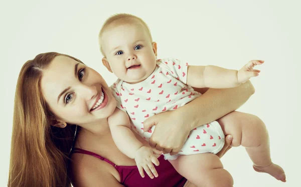 若い母親は彼女の赤ちゃんの娘幸せな笑みを浮かべて、スタジオ ポートラ — ストック写真