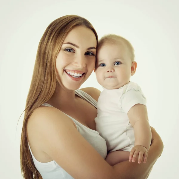Jeune mère avec son bébé fille sourire heureux, portra studio — Photo