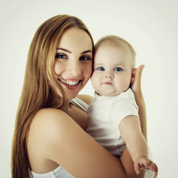 Jonge moeder met haar baby dochter blij brede glimlach, studio portra — Stockfoto