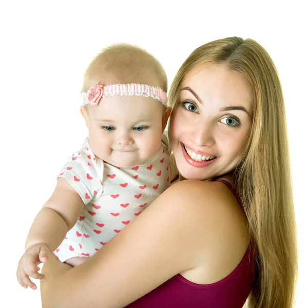 Młoda matka z jej dziecko córka szczęśliwy uśmiechający się, studio portra — Zdjęcie stockowe
