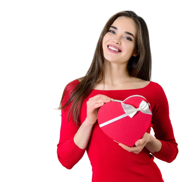 美丽快乐的微笑年轻的妇女举行红色心脏礼物盒 w — 图库照片