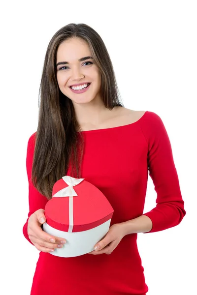 Hermosa feliz sonriente joven mujer sosteniendo rojo corazón regalo caja w — Foto de Stock