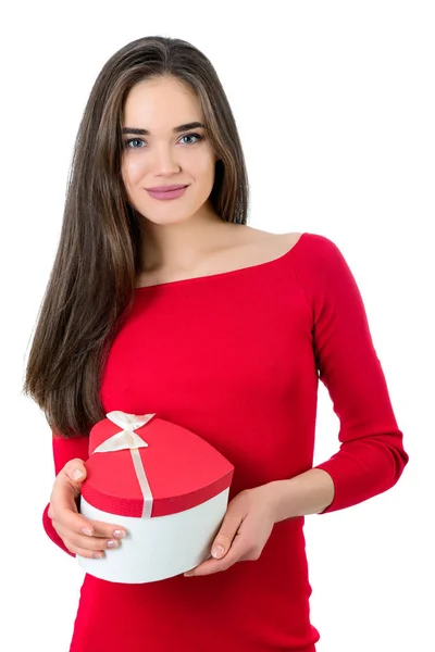 Красива щаслива усміхнена молода жінка тримає подарункову коробку червоного серця — стокове фото